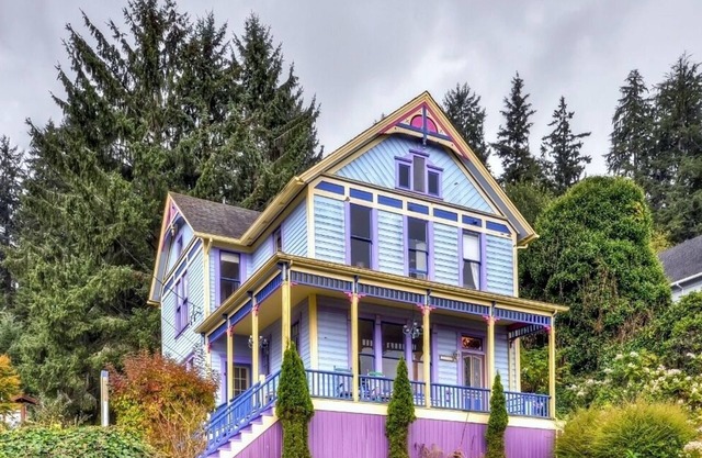 'Astoria Painted Lady' Historic Apt w/River View!