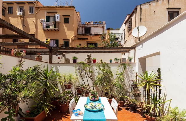 At Kalsa Quiet & Flowered Terrace Free Park 2 min away Ideal for remote working!