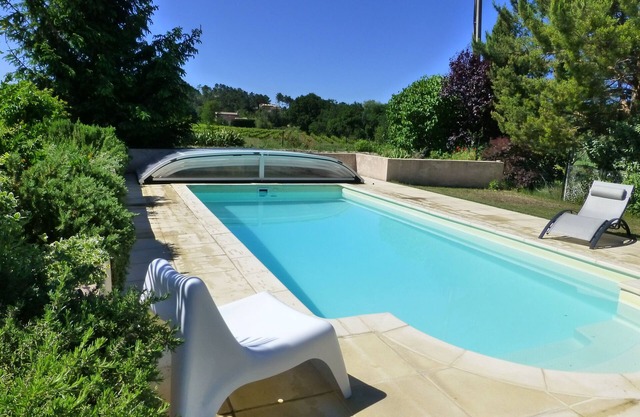 at the foot of Mt Ventoux, 1500 m2, private pool 8 X 4, quiet, 7 minutes walk from the village