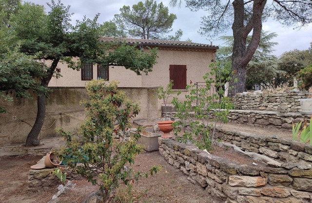 At the foot of the Luberon, beautiful house with swimming pool.