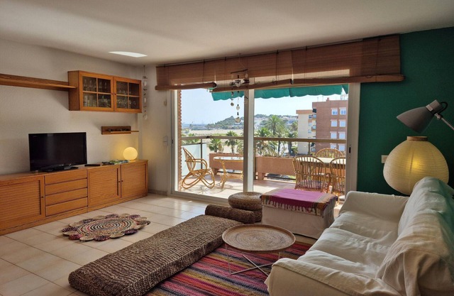 AT037 Els Pins I: Apartamento en primera línea de mar.
