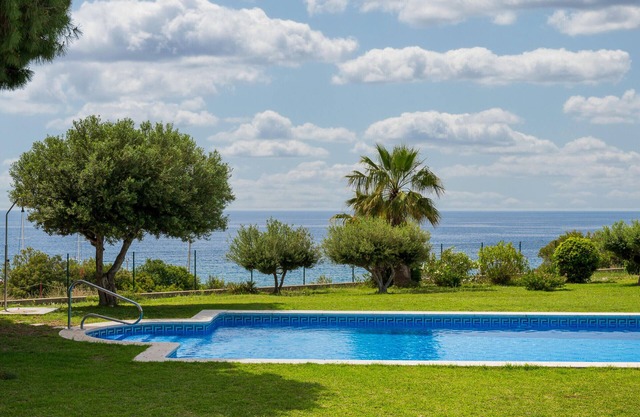 AT084 Roquer: Casa adosada de 4 dormitorios con vistas al mar, en la zona de las rocas del barrio de els Munts, con A/A, barbacoa, wifi y piscina