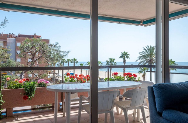 AT091 Els Pins I: Apartamento situado en primera línea del mar y con 4 piscinas comunitarias