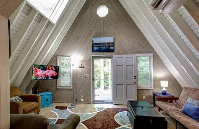 ATH - Lake House -2 miles to public access. "A" frame