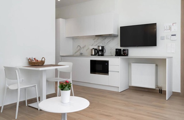Athens Hill - Superior Garden Apartment