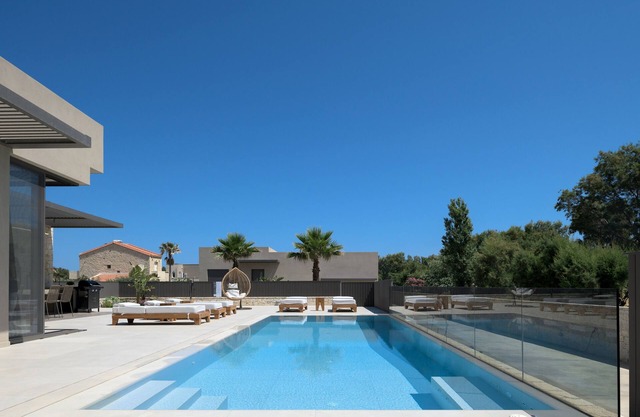 Athina Luxury Villa, with Pool & Walk to the Beach