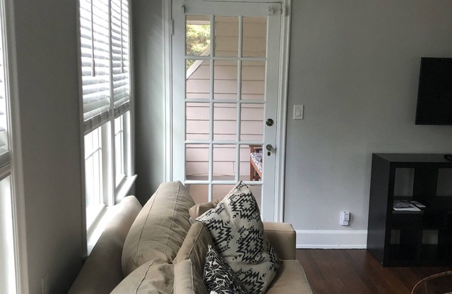 Atlanta Charming and Bright Upstairs 2/2 Unit