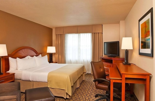 Atlanta Experience! Pet-Friendly Stay! Free Shuttle to ATL Airport & Indoor Pool