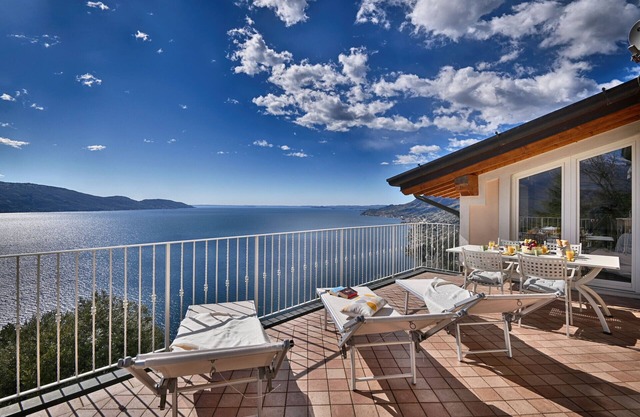 Attico Elais by Theater Home - with pool and marvellous lake view