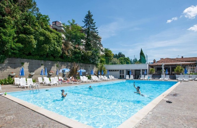 Attractive 2-room apartment with sunbath, pool and dream view
