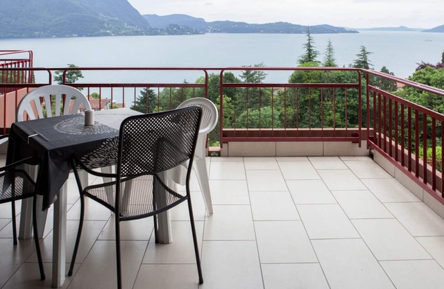 Attractive 3½-room apartment with 2 balconies, pool and dream view