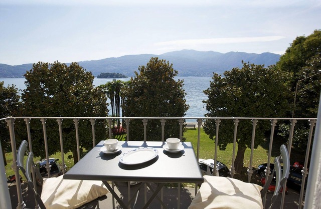 Attractive apartment in a palazzo from the 17th Century directly on the lake promenade