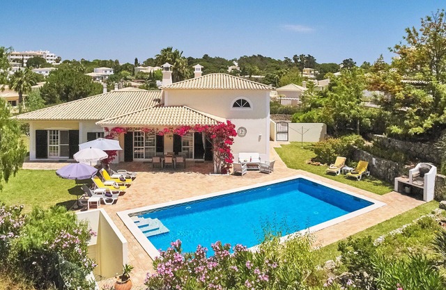 Attractive Family Villa, A/C, Private Pool - 5mins drive to the Iconic Beach at Praia da Marinha!