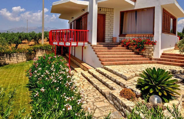 Attractive villa with sea view and garden in one of Sicily's loveliest areas