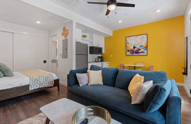 ATX DT Studio | Queen Bed | Sofa Bed | Mins to DT