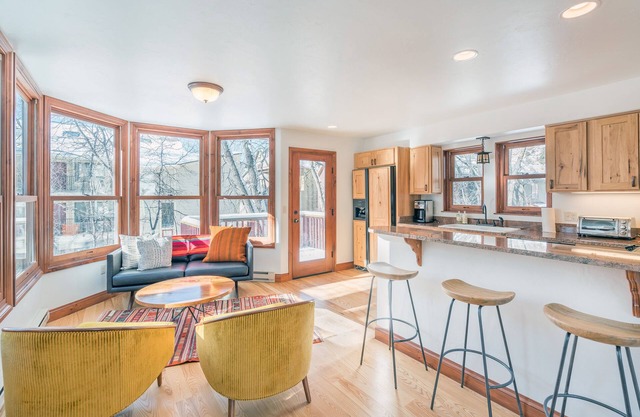 AUGUST DISCOUNT! REMODELED, CHIC & CONVENIENT 2BR condo on the creek NEW DECKS