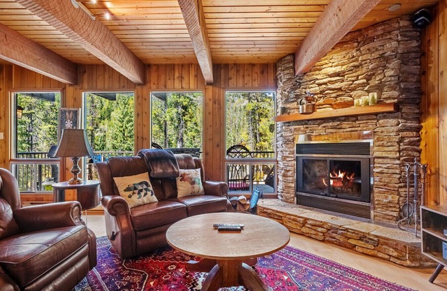 Auld Fox Lodge | Hot Tub | Steam Shower| Fireplace