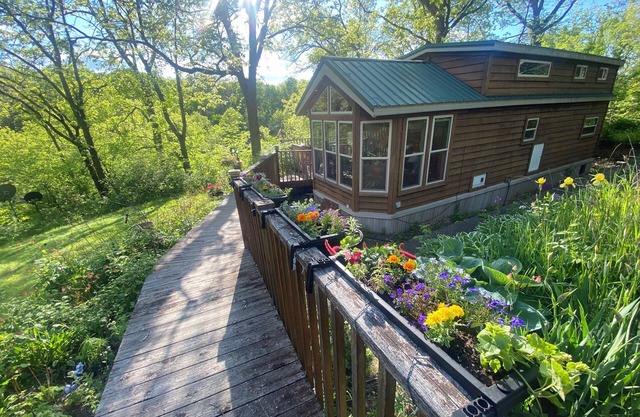 Aunt Happy’s Hideaway: charming 2 bedroom cabin near Mineral Point