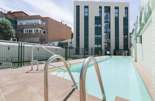 Aurora Stays by Charming, Cozy apartment with patio and parking
