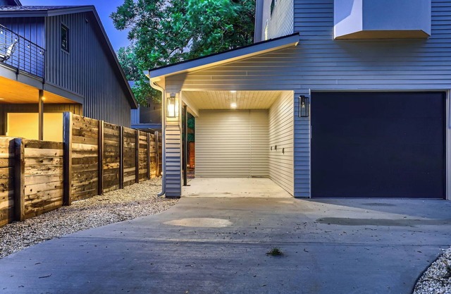 Austin Retreat on a Creek. Walkable. Free Parking