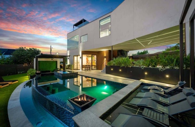 Austin's Skyline Lux. Private Pool & Rooftop Deck