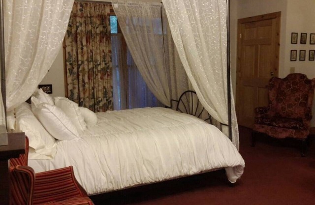 AUSTRIAN ROOM Individual Rental. 1 QUEEN BED . 2 GUESTS ONLY ROOM