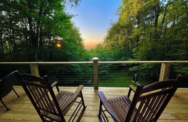 Autumn Escape With Foliage Views, Sunsets and Scenic Hiking. Pet Friendly!