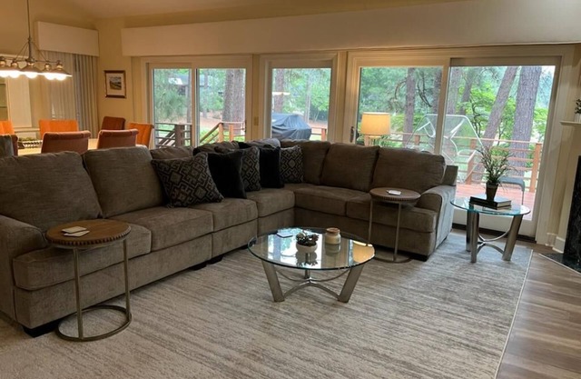 Autumn in Pinehurst! 5BR/5.5Bth Sleeps 16 Gorgeous Remodeled home on 13th tee