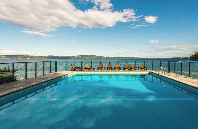 Availability September Long Weekend, Beautiful Oceanfront Condo/Beach & Pool