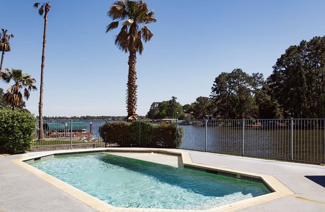 Available Aug! Stay at BlueWalden waterfront, 5 ensuite bedrooms, pool/spa, dock