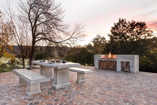 Avemore Vineyard View - wood fired hot tub and full power back up