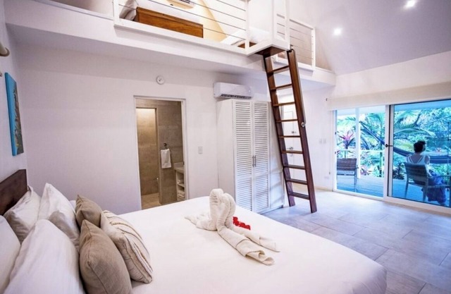 Aves - Bali Deluxe King - Pool View