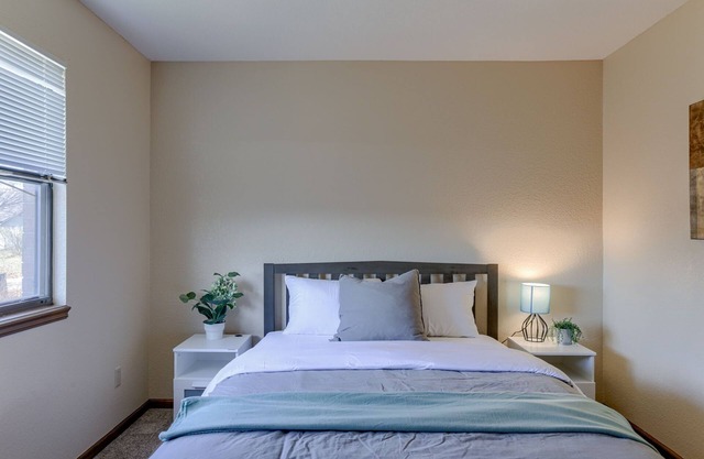 Aviator's Lounge 2BR 1Bath WiFi Close to Airport Very Convenient Book your stay1