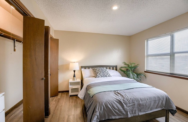 Aviator's Lounge 2BR 1Bath WiFi Close to Airport Very Convenient Book your stay2