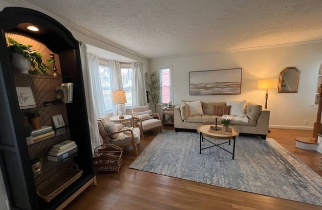 Avon Lake - Recent Remodeled & Spacious Charming 2BR Beach Home