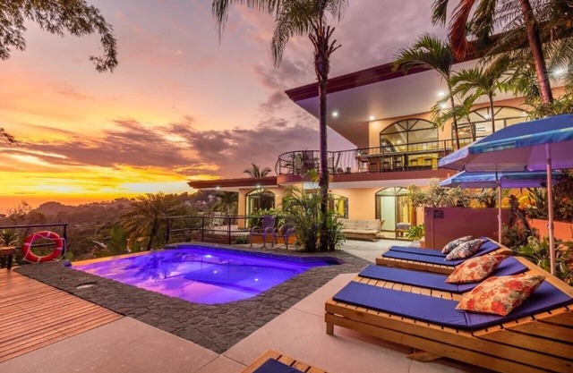 Award Winner: TripAdvisor's Luxury 'Top Vacation Rental'- Walk to Beach and Park