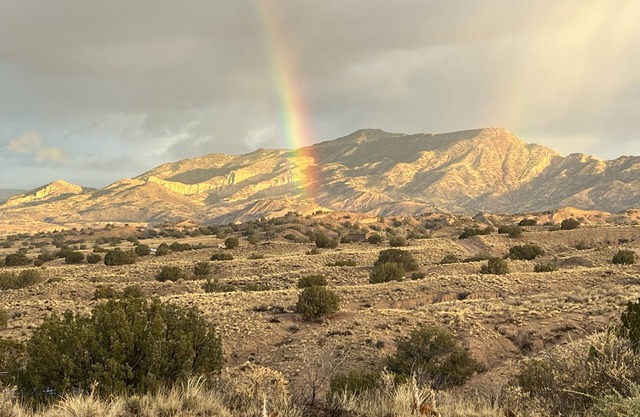 Awe inspiring views overlooking the Chama river valley, iconic Pedernal. Cozy.