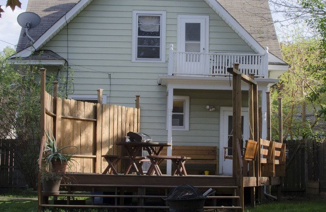 Awesome 3 bedroom house with nice fenced in back yardsafe family neighborhood