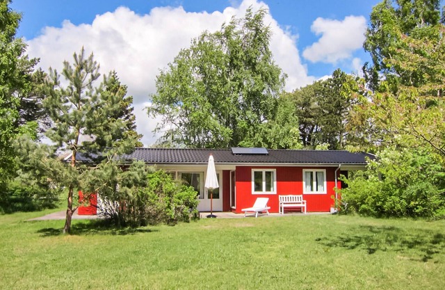 Awesome home in Aakirkeby with kitchen