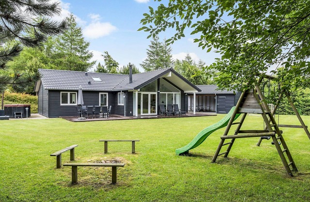 Awesome home in Glesborg with sauna