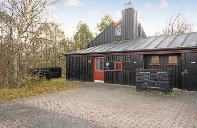 Awesome home in Grenaa with WiFi