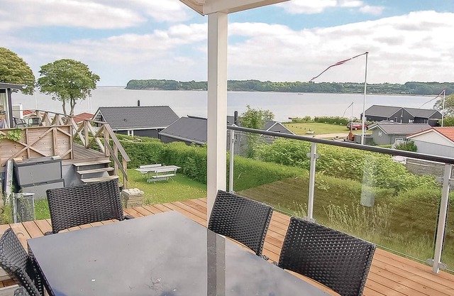 Awesome home in Hejls with kitchen