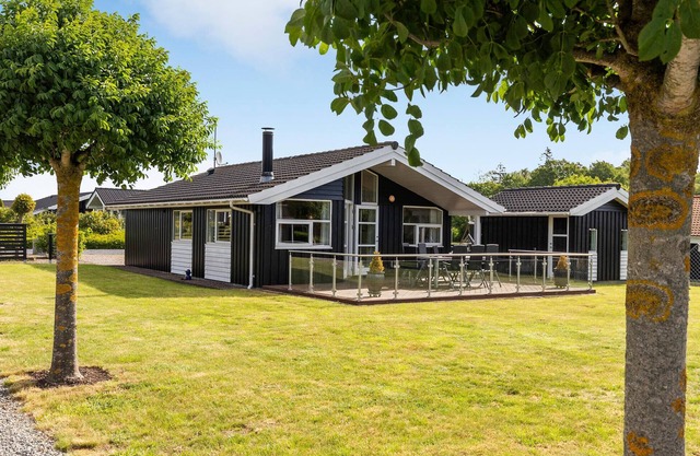 Awesome home in Juelsminde with sauna