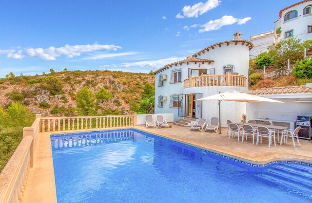 Awesome home in Pedreguer with kitchen