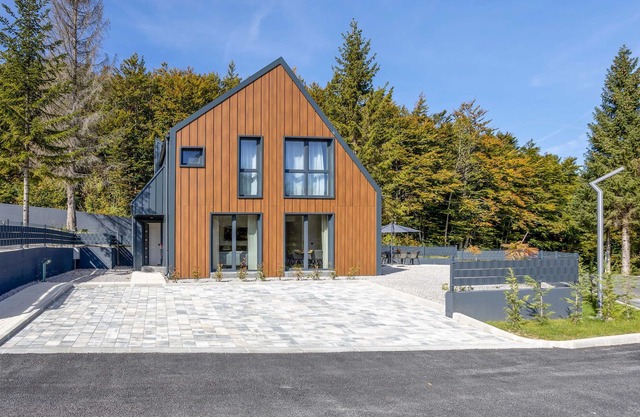 Awesome home in Stari Laz with sauna