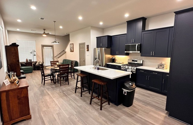 Awesome Stay with Backyard in a New Duplex by City Center, Memorial I-10 & BW-8