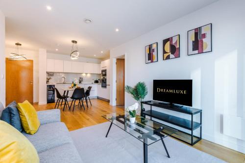 Axium City Suite , Steps from Station, Superfast Wi-Fi, Up to 6 Guests