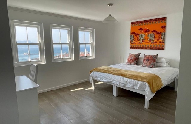 Azure Cottage Simonstown Cape Town - Charming 2-bedroom cottage with seaview