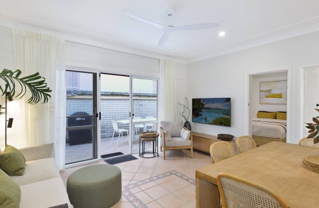 B's Beach House - Beachfront