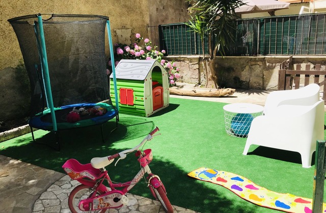 Baby Friendly house with garden a stone's throw from the beach